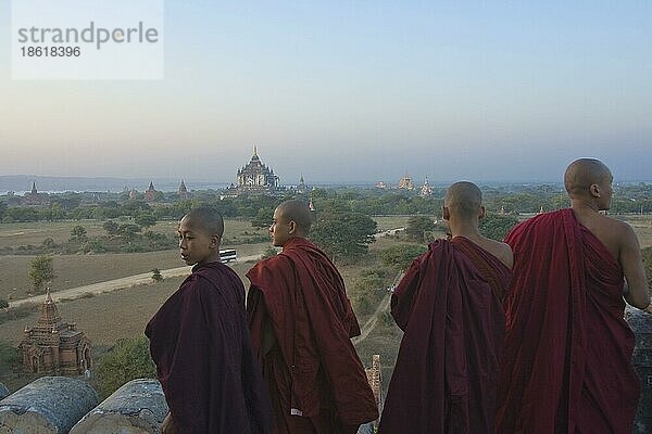 Mönche warten auf Sonnenuntergang  Bagan  Burma  Pagan  Myanmar  Asien