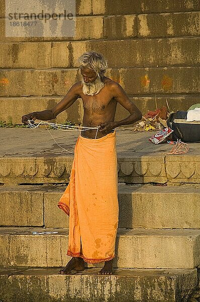 Inder bei ritueller Waschung im Ganges  Ghats  Varanasi  Benares  Uttar Pradesh  Indien  Asien