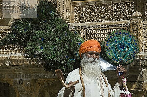 Inder verkauft Pfauenfedern  Jaisalmer  Rajasthan  Indien  Asien