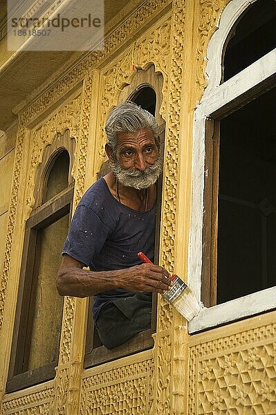 Inder streicht Haus  Jaisalmer  Rajasthan  Indien  Asien