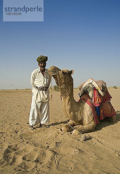 Kameltreiber mit Dromedar in Thar-Wüste  Rajasthan  Einhöckriges Kamel (Camelus dromedarius)  Indien  Asien