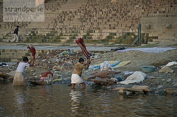Inder waschen Wäsche im Ganges  Varanasi  Benares  Uttar Pradesh  Indien  Asien
