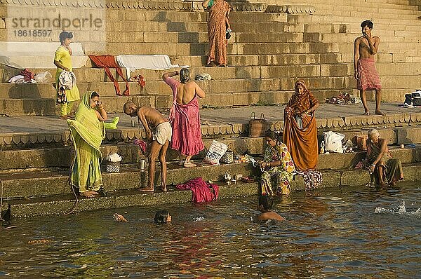 Inder bei ritueller Waschung im Ganges  Ghats  Varanasi  Benares  Uttar Pradesh  Indien  Asien