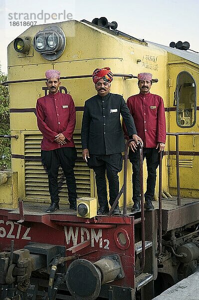 Stewards vor Palace on Wheels  Neu-Dehli  New  Luxuszug  Palast auf Rädern  Neu-Delhi  Indien  Asien