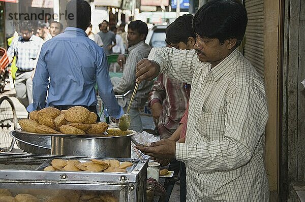 Inder verkauft Essen  Chandni Chowk Basar  Delhi  Indien  Asien