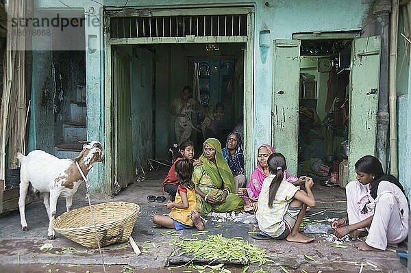 Einheimische sitzen vor Laden  Udaipur  Rajasthan  Indien  Asien