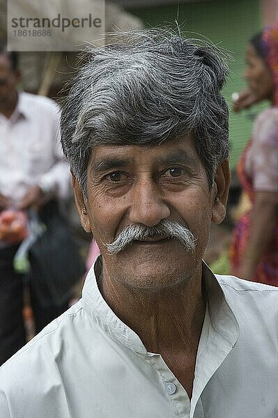Indischer Mann  Udaipur-Markt  Rajasthan  Indien  Asien