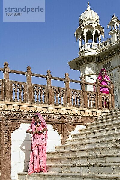 Inderinnen  Jaswant Thada-Denkmal  Marmor-Denkmal zum Gedenken an Jaswant Singh II  Jodhpur  Rajasthan  Indien  Mausoleum  Asien