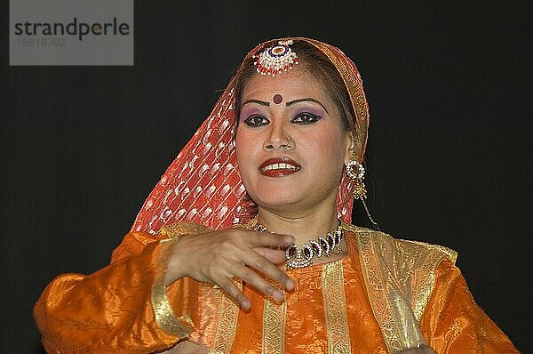 Tänzerin in traditioneller Kleidung  Folklore-Veranstaltung  Delhi  Indien  Asien