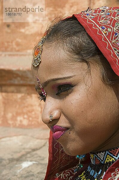 Indische Tänzerin in traditioneller Kleidung  Jaipur  Rajasthan  Indien  Asien