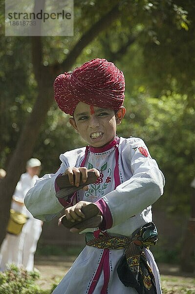 Junger indischer Junge tanzt  Jodhpur  Rajasthan  Indien  Turban  Asien