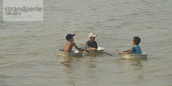 Kambodschanische Jungen treiben in Waschbecken  See Tonle Sap bei Siem Reap  Kambodscha  Asien