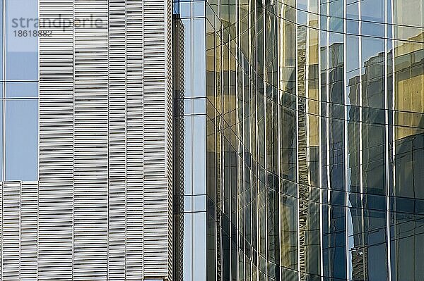 Glasfassade von Gebäude  Barcelona  Katalonien  Spanien  Europa