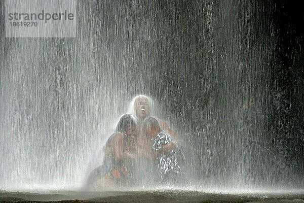 Schwarze Familie lacht und hat Spaß beim Baden unter dem Wli-Wasserfall  Wli Falls in Ghana  Westafrika