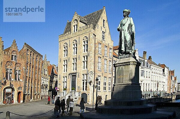 Statue des nördlichen Renaissance-Künstlers Jan Van Eyck in der Stadt Brügge  Westflandern  Belgien  Europa