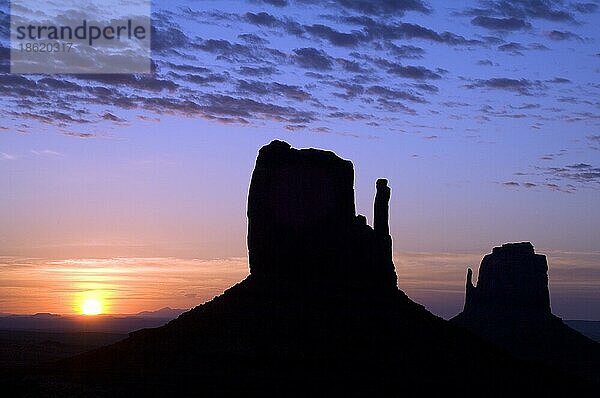 Erodierte Sandsteinfelsen  Buttes und die Mittensilhouette in der Morgendämmerung im Monument Valley Navajo Tribal Park  Arizona  USA  Nordamerika