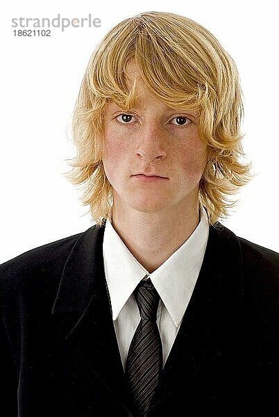 Blonder Junge mit Krawatte und Anzug schaut ernst  Portrait