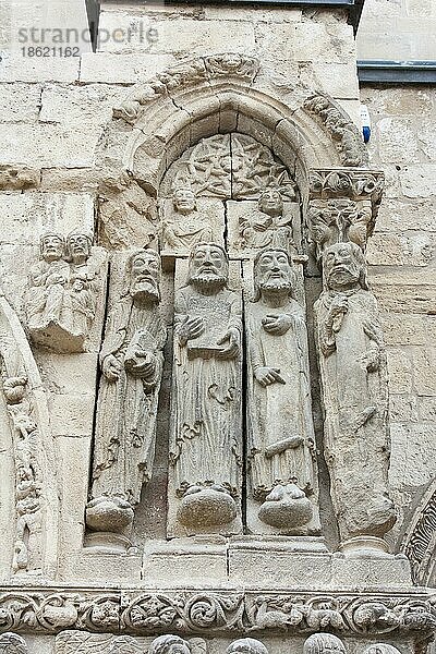 Figuren an einer romanischen Kirche  Estella  bask. Lizarra  Region Navarra  Baskenland  Spanien  Europa