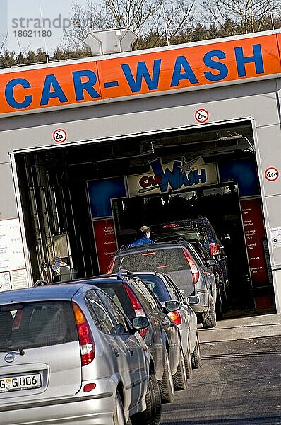 Autos in Schlange vor Autowaschanlage  Kaufbeuren  Bayern  car wash  Autowäsche  Waschanlage  Deutschland  Europa