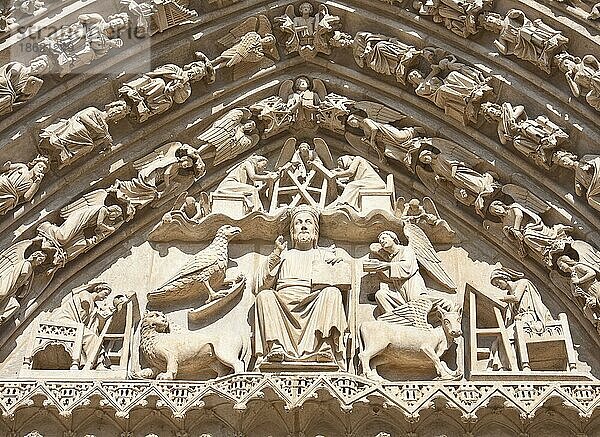 Die Darstellung des Jüngsten Gerichts im Tympanon des Sarmentalportals der Kathedrale von Burgos  Kastilien und León  Provinz Burgos  Spanien  Europa