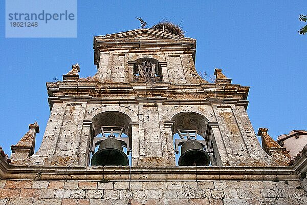 Fassade einer Kirche mit Glocken und Storchennest  Agés  Kastilien und León  Provinz Burgos  Spanien  Europa