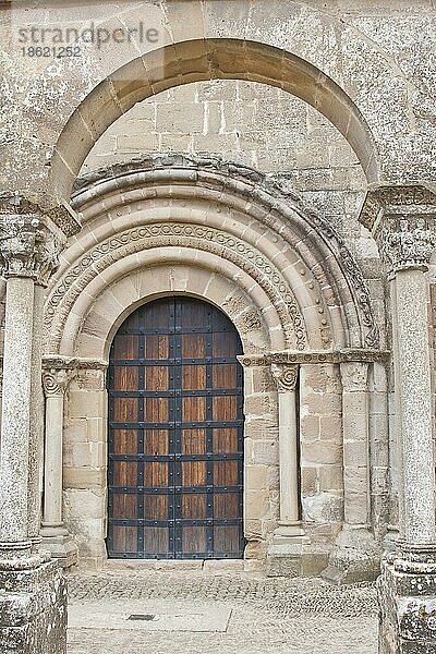 Torbögen der Iglesia de Santa María de Eunate  Region Navarra  Baskenland  Spanien  Europa