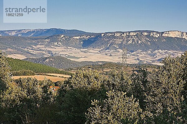 Die Landschaft auf dem Weg vom Kloster Irache bei Estella nach Luquin  Region Navarra  Baskenland  Spanien  Europa