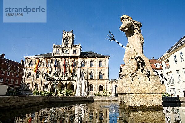 Neptunbrunnen auf dem Marktplatz von Weimar  Europe  im Hintergrund das neogotische Rathaus  Weimar  Deutschland  Europa