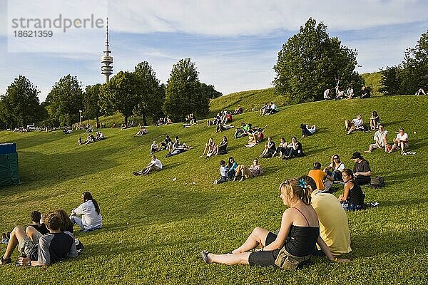 Junge Menschen auf Tollwood Festival  Fernsehturm  München  Bayern  Konzert  Rasen  Deutschland  Europa