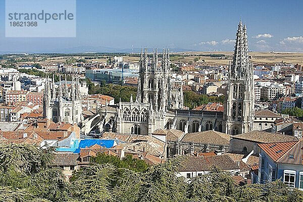 Die Kathedrale von Burgos im Häusermeer  Burgos  Kastilien und León  Provinz Burgos  Spanien  Europa