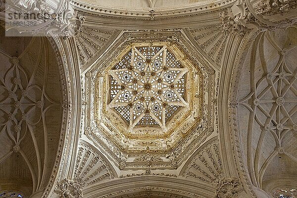 Prächtiges Kuppelgewölbe im Vierungsturm der Kathedrale von Burgos  Kastilien und León  Provinz Burgos  Spanien  Europa