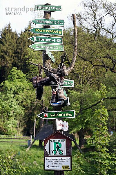 Schilder-Baum mit aufgehängten alten Wanderschuhen in Blankenstein am Rennsteig im Thüringer Wald  Saale-Orla-Kreis  Deutschland  Europa