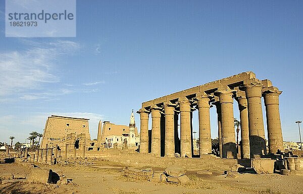 Erster Mast  peristyler Innenhof von Ramses II.  Säulengang von Amenhotep III.  Sieben Säulen  Luxor-Tempel  Theben  Ägypten  Afrika