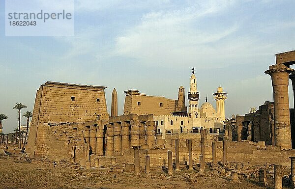 Abu el-Haggag-Moschee  peristyler Innenhof von Ramses II.  Luxor-Tempel  Theben  Ägypten  Afrika