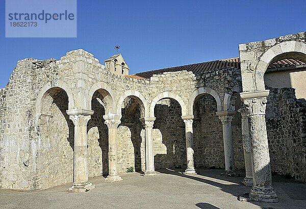 Ruinen der Basilika Evangelist St. Johannes  Altstadt  Rab  Insel Rab  Kroatien  Europa