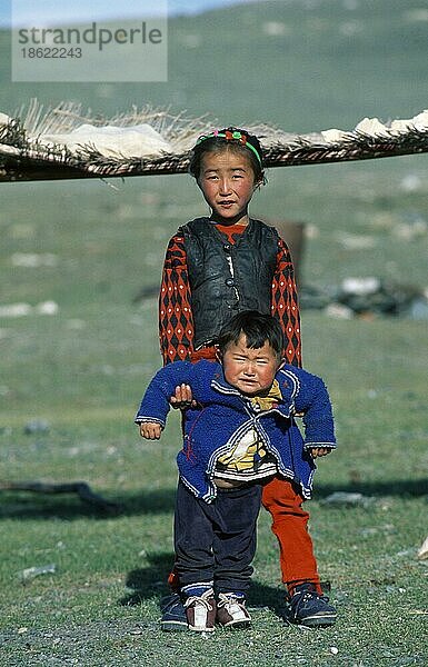 Kazak children  province Bayan-Olgiy  Mongolia  Kasachen-Kinder  Provinz Bayan-Olgiy  Mongolei  asia  Kosake  Kosaken  Menschen  people  vertical  Asien