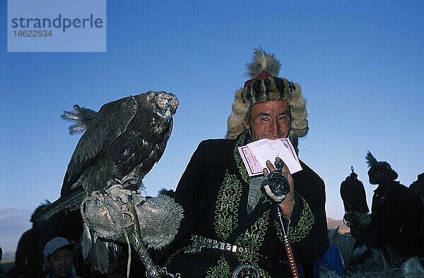 Kasachen-Mann mit Steinadler (Aquila chrysaetos) beim Steinadler-Fest  Provinz Bayan Olgiy  Kosake  Kosaken  Steinadler-Jäger  Mongolei  Asien