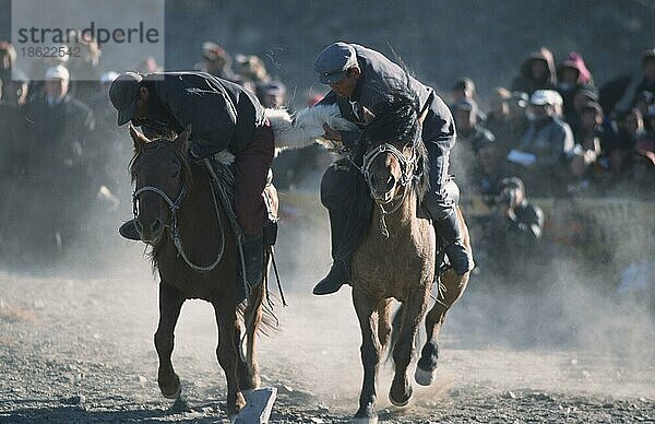 Kasachen-Reiter  Teilnehmer bei Steinadler-Fest  Kasachen-Spiel 'Kek Bar'  Provinz Bayan Olgiy  Mongolei  Asien