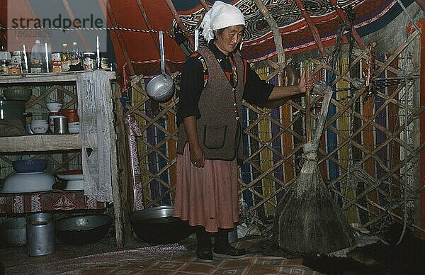 Kazak woman  working inside a 'ger'  dwelling  province Bayan-Olgiy  Mongolia  Kasachen-Frau arbeitet in einer Jurte  Wohnstätte  Provinz Bayan-Olgiy  Mongolei  asia  Kosake  Kosaken  yourt  Menschen  people  Querformat  horizontal  innen  Asien
