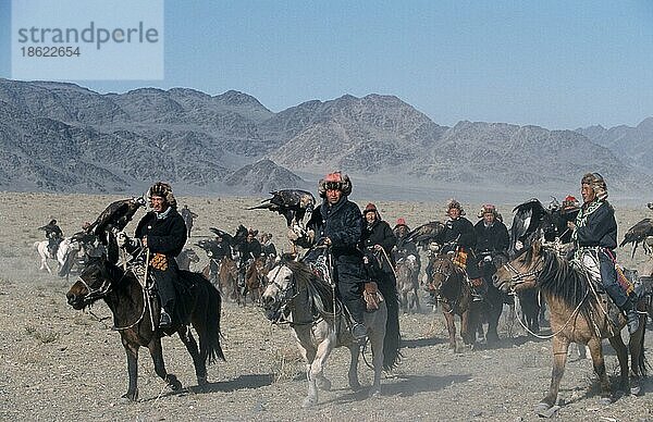 Kasachen auf Pferden  Teilnehmer des Steinadlerfestivals  Provinz Bayan Olgiy  Mongolei  Asien