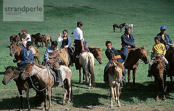 Junge Mongolen auf Pferden  Vorort von Ulaan Baatar  Mongolei  Reiter  Asien