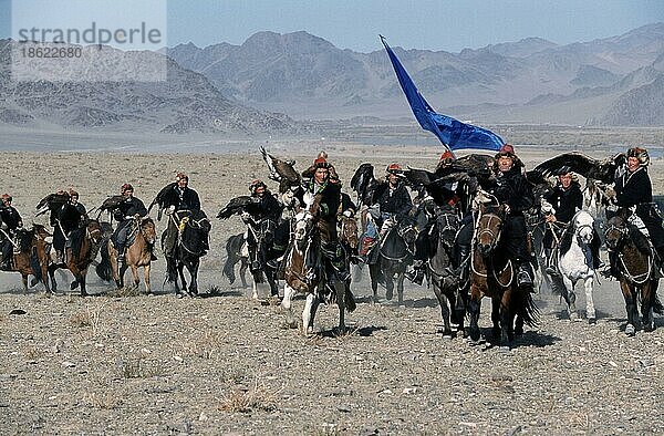 Kasachen auf Pferden  Teilnehmer des Steinadlerfestes  Provinz Bayan Olgiy  Mongolei  Asien