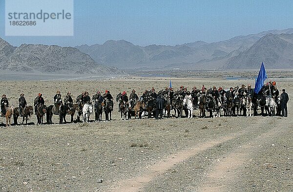Kasachen mit Steinadlern reiten auf Pferden  Teilnehmer bei Steinadler-Fest  Provinz Bayan Olgiy  Mongolei  Reiter  Asien