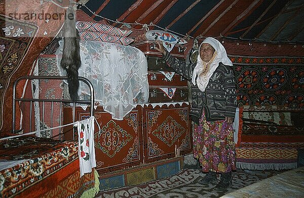 Kazak woman  inside a 'ger'  dwelling  province Bayan-Olgiy  Mongolia  Kasachen-Frau in einer Jurte  Wohnstätte  Provinz Bayan-Olgiy  Mongolei  asia  Kosake  Kosaken  yourt  innen  Menschen  people  Asien