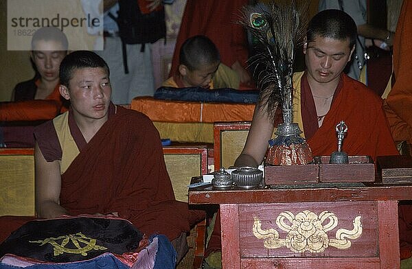 Buddhistische Mönche beim Gebet im Gandan-Kloster  Orchideen-Tempel  Ulaan Baatar  Mongolei  Asien