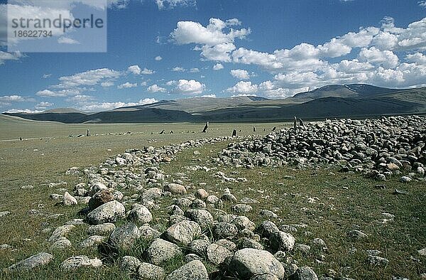 Prähistorische Grabstätte im Kasachengebiet  unerforschte  prähistorische Stätte am Sagsai-Fluss  Provinz Bayan Olgiy  Mongolei  Asien