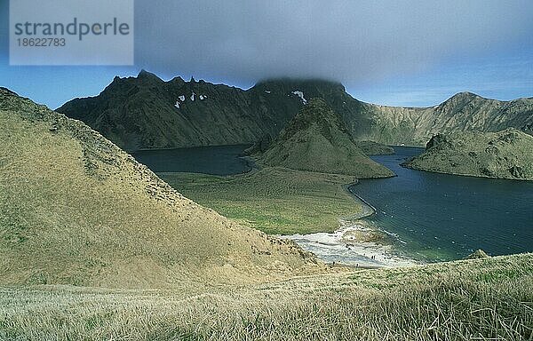 View on caldera  Yankicha Island  Kuril Islands  Russia  Blick auf eine Caldera  mit kaltem Meerwasser und heißem Quellwasser gefüllter Kraterkessel  Insel Jankitscha  Kurilen  Russland  Europa