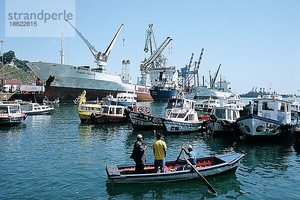 Schiffe im Hafen Prat Kai  Valparaiso  Chile  Südamerika