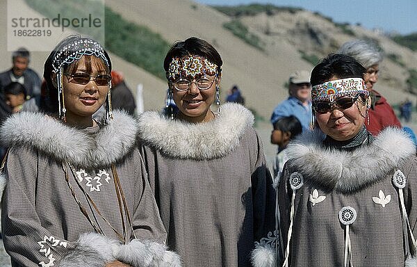 Chukchi-Eskimo-Frauen in traditioneller Kleidung  Chukcha  Tschuktschen  s  Dorf Lorino  Provinz Chukotka  Russland  Europa