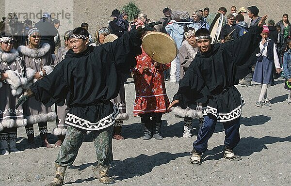 Tschuktschen-Eskimo-Männer tanzen in traditioneller Kleidung  Dorf Lorino  Provinz Tschukotka  Russland  Tschukcha  Europa